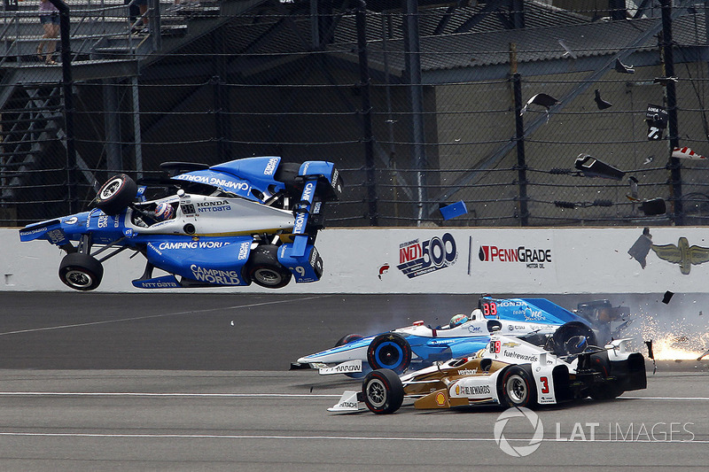 Scott Dixon, Chip Ganassi Racing Honda, Jay Howard, Schmidt Peterson Motorsports Honda involved in a huge crash