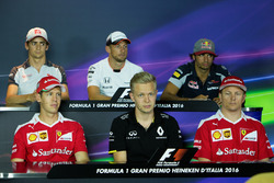 FIA-Pressekonferenz: Esteban Gutierrez, Haas F1 Team; Jenson Button, McLaren; Carlos Sainz Jr., Scud