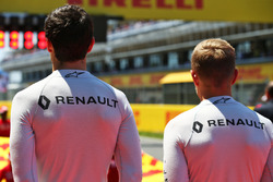 Джолион Палмер, Renault Sport F1 Team и Кевин магнуссен, Renault Sport F1 Team во время исполнения н