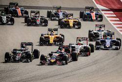 Daniil Kvyat, Scuderia Toro Rosso STR11 y Fernando Alonso, McLaren MP4-31