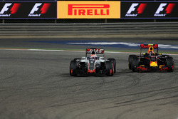 Romain Grosjean, Haas F1 Team VF-16 y Daniil Kvyat, Red Bull Racing RB12
