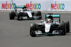 Льюис Хэмилтон, Mercedes AMG F1, и Нико Росберг, Mercedes AMG F1