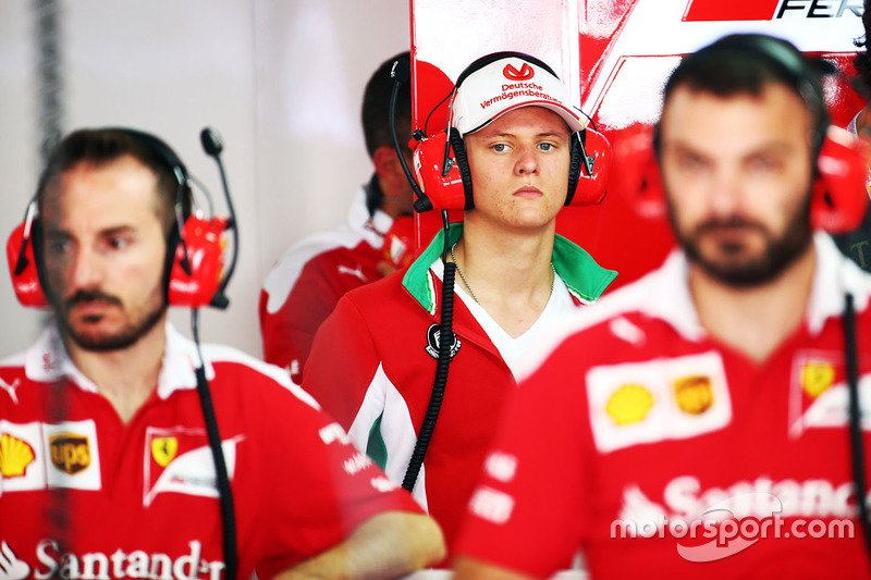 Mick Schumacher, Prema Powerteam en el garaje de Ferrari