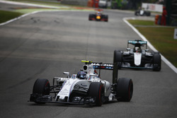 Valtteri Bottas, Williams FW38 Mercedes y Lewis Hamilton, Mercedes F1 W07 Hybrid