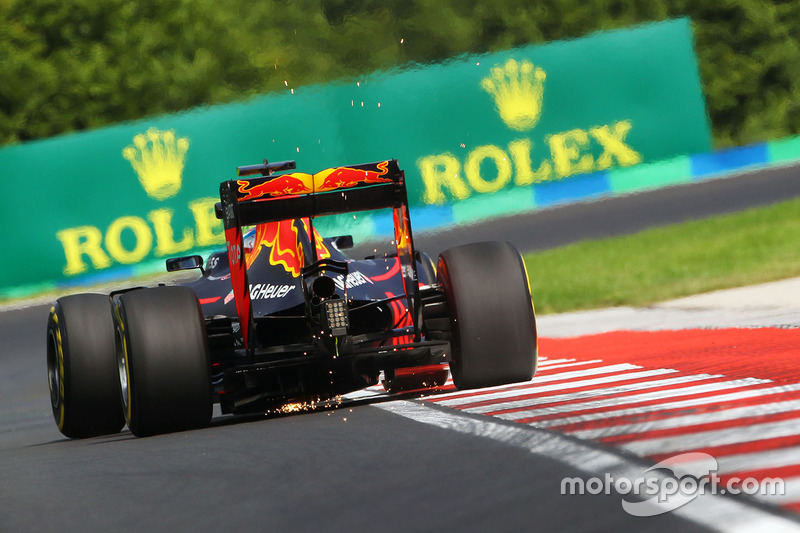 Daniel Ricciardo, Red Bull Racing RB12 sends sparks flying