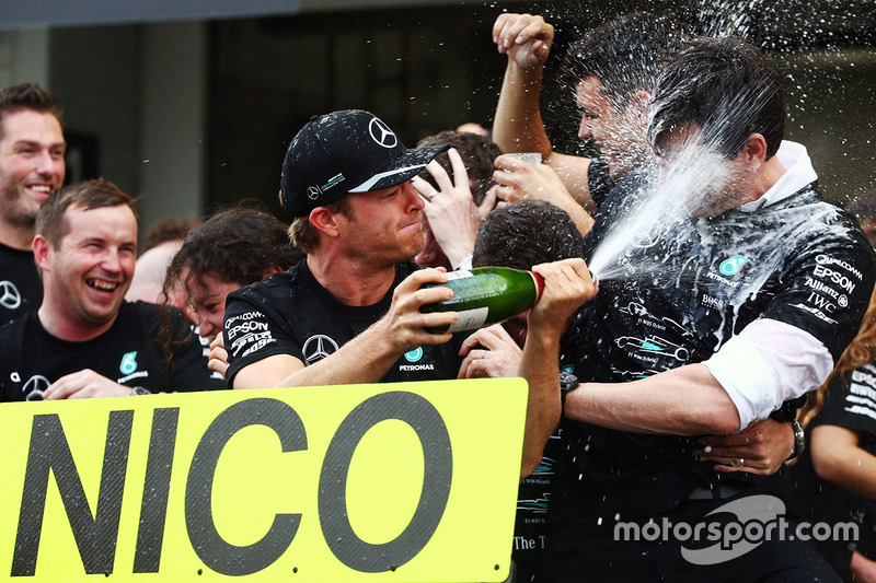 Race winner Nico Rosberg, Mercedes AMG F1 celebrates winning the constructors' championship with Tot