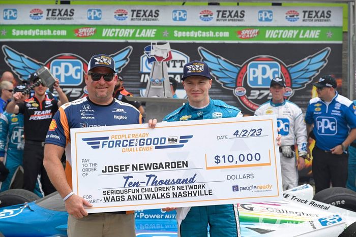 Josef Newgarden, Chevrolet del equipo Penske, celebra en el Victory Lane