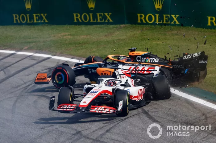 Kevin Magnussen, Haas VF-22, Daniel Ricciardo, McLaren MCL36, choque
