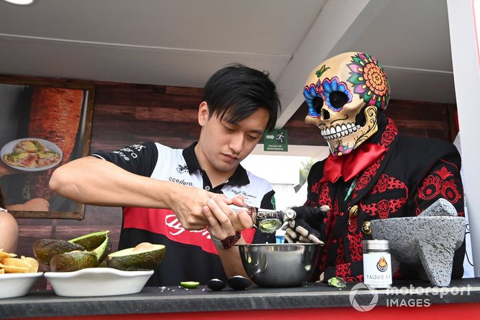 Zhou Guanyu y el equipo Alfa Romeo F1 hacen tacos con Fermín La Calaca