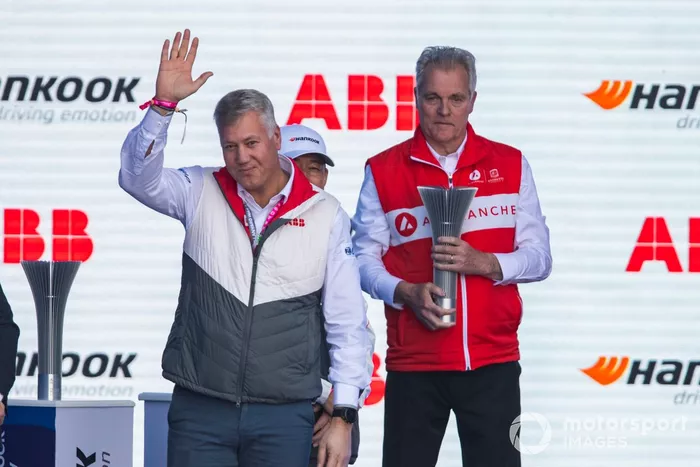 Representante de Hankook en el podio