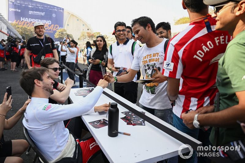 António Félix da Costa, Porsche, assina autógrafos