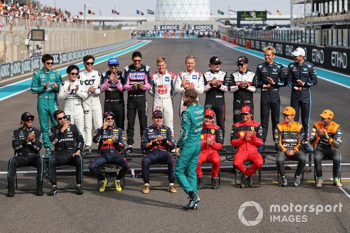 Antes de su última carrera, Sebastian Vettel, Aston Martin, saluda a sus compañeros. Fila posterior, de izquierda a derecha: Lance Stroll, Aston Martin, Yuki Tsunoda, Scuderia AlphaTauri, Pierre Gasly, Scuderia AlphaTauri, Fernando Alonso, Alpine F1 Team, Esteban Ocon, Alpine F1 T