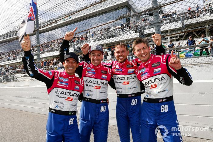 #60 Meyer Shank Racing c/ Curb Agajanian Acura ARX-06: Tom Blomqvist, Colin Braun, Helio Castroneves, Simon Pagenaud celebrando su victoria