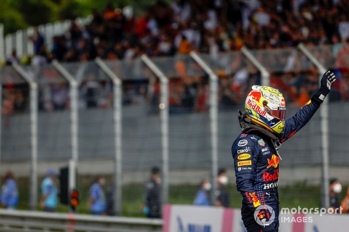 Ganador Max Verstappen, Red Bull Racing, celebra en Parc Ferme