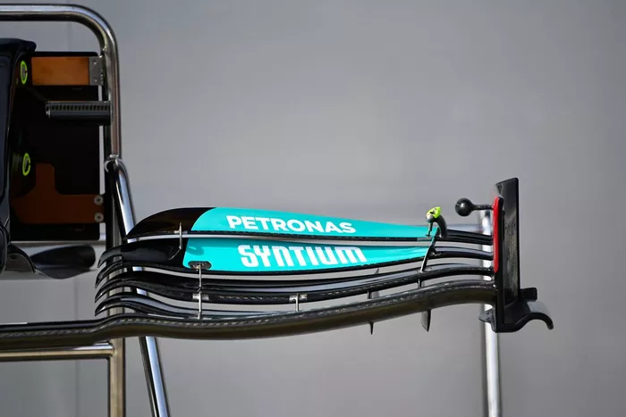 Detalle del alerón delantero del Mercedes W12