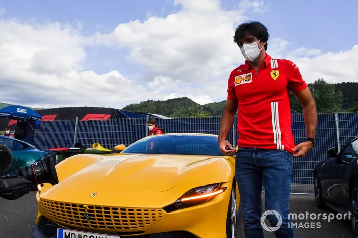 Carlos Sainz, Ferrari, llega al circuito