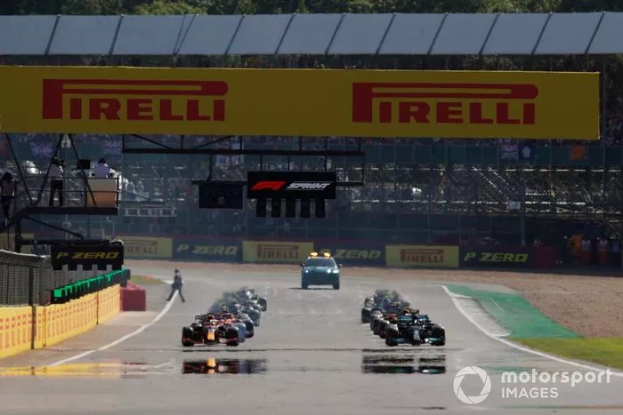 Inicio de la carrera Sprint, Lewis Hamilton, Mercedes W12, Max Verstappen, Red Bull Racing RB16B