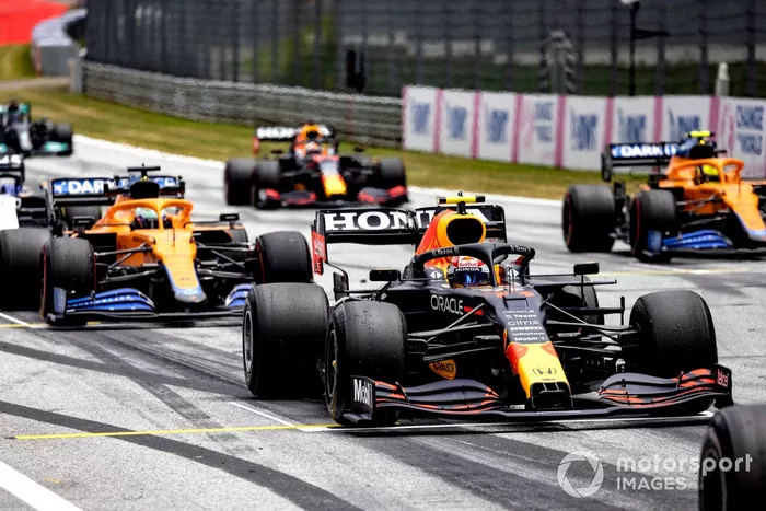 Sergio Pérez, Red Bull Racing RB16B, Daniel Ricciardo, McLaren MCL35M, Lando Norris, McLaren MCL35M