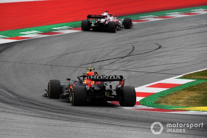 Kimi Raikkonen, Alfa Romeo Racing C41, Sergio Pérez, Red Bull Racing RB16B