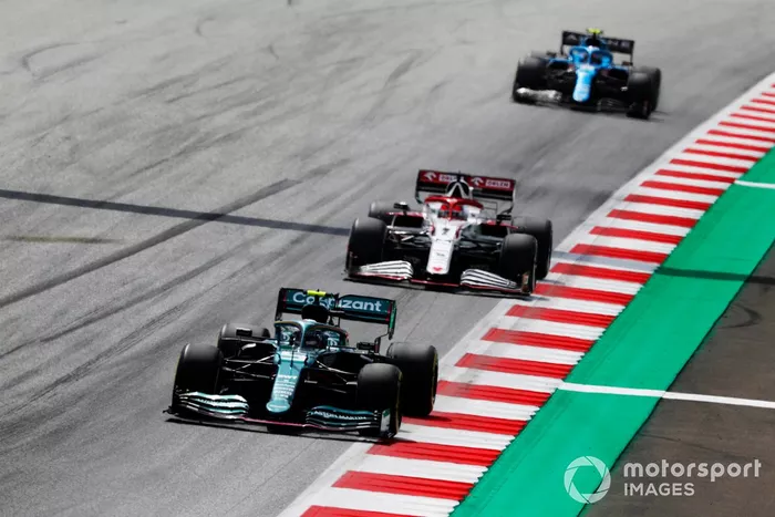 Sebastian Vettel, Aston Martin AMR21, Kimi Raikkonen, Alfa Romeo Racing C41, Esteban Ocon, Alpine A521