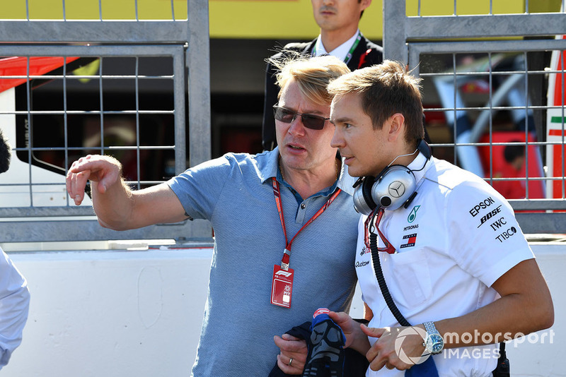 Mika Hakkinen and Antti Vierula, Trainer, on the grid 