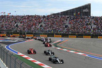 Valtteri Bottas, Mercedes AMG F1 W09 precede Lewis Hamilton, Mercedes AMG F1 W09 e Sebastian Vettel, Ferrari SF71H