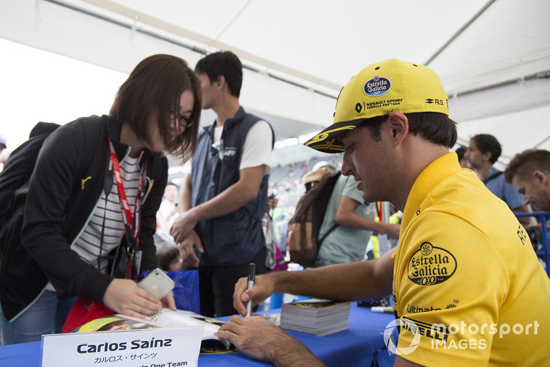 Carlos Sainz Jr., Renault Sport F1 Team signs autographs for fans