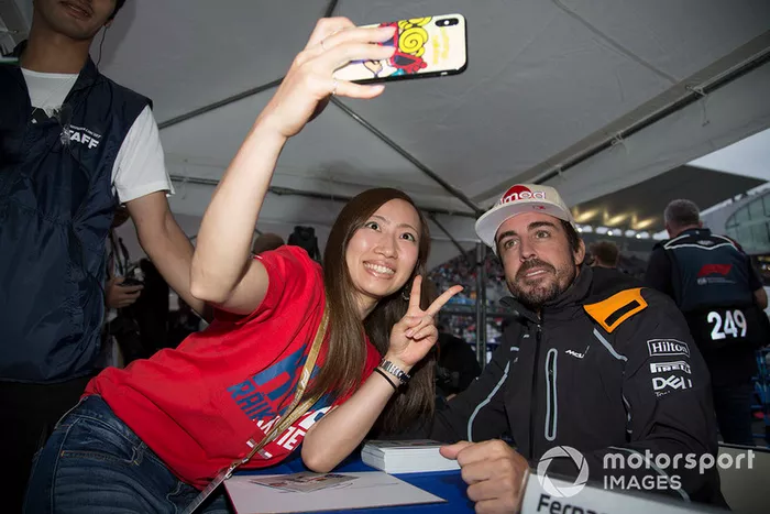 Fernando Alonso, McLaren selfie con fan 