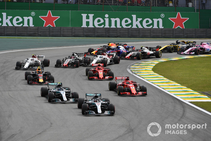 Lewis Hamilton, Mercedes-AMG F1 W09, Valtteri Bottas, Mercedes-AMG F1 W09 y Sebastian Vettel, Ferrari SF71H at the start of the race