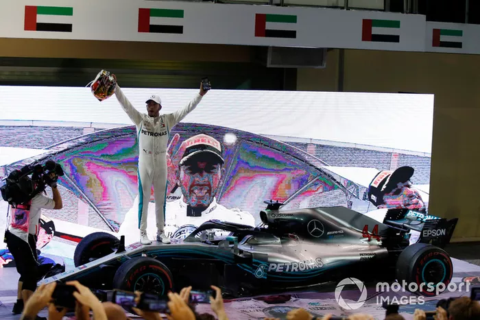 El ganador de la carrera Lewis Hamilton, Mercedes-AMG F1 W09 celebra
