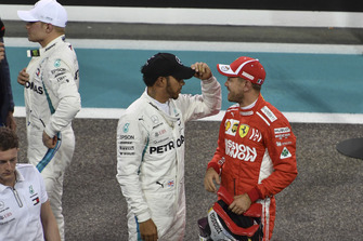 Lewis Hamilton, Mercedes AMG F1 et Sebastian Vettel, Ferrari dans le Parc Fermé