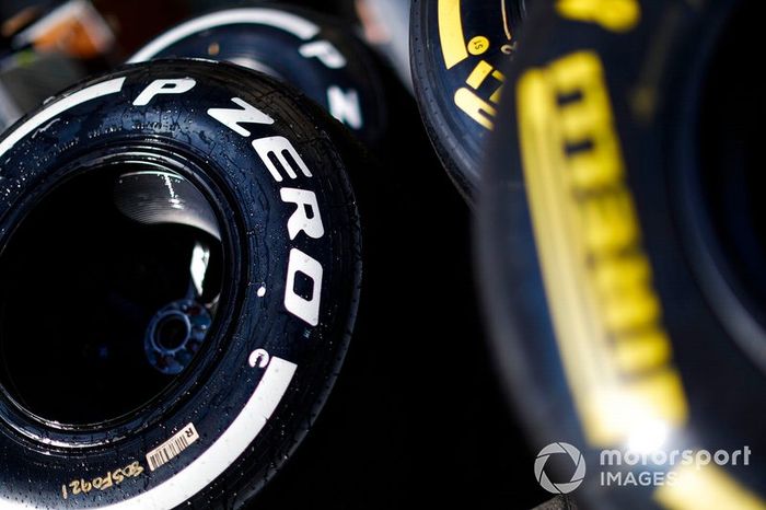 Neumáticos pirelli en el paddock