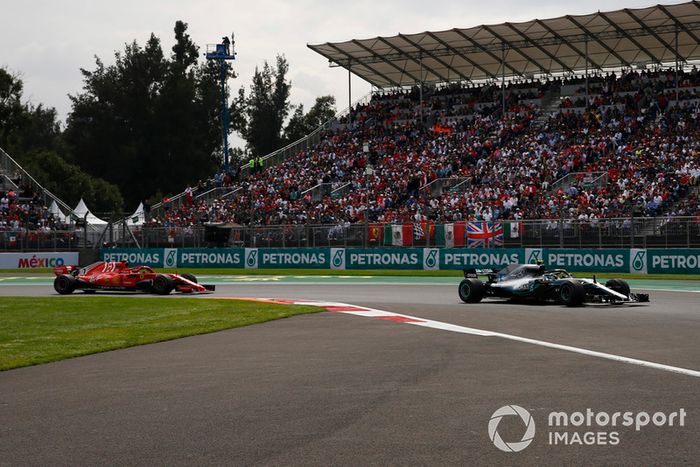 Valtteri Bottas, Mercedes-AMG F1 W09 y Kimi Raikkonen, Ferrari SF71H 