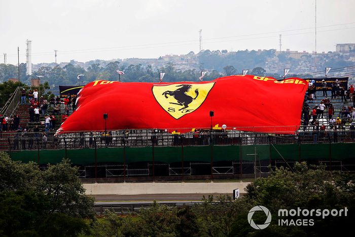 Fans con una bandera de Ferrari