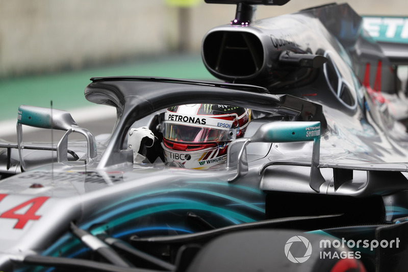 Lewis Hamilton, Mercedes AMG F1, festeggia la pole position.