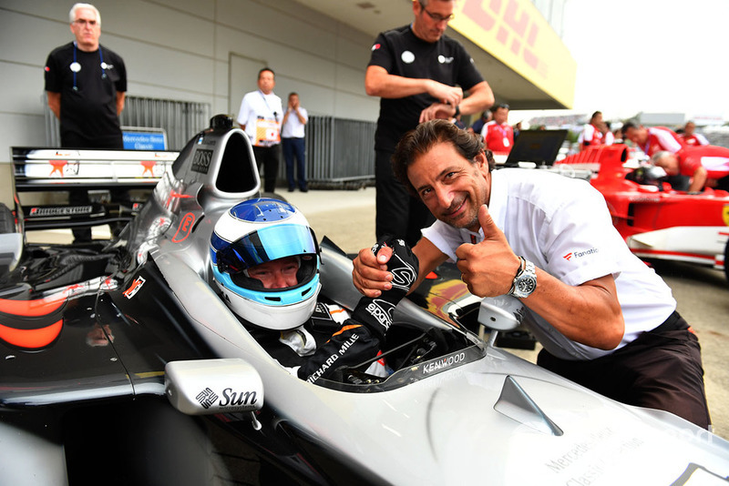 Жан-Мішель Тібі, McLaren MP4/13 та Міка Хаккінен перед Гонкою легенд на честь 30-річчя Гран Прі Японії