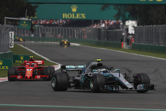 Valtteri Bottas, Mercedes AMG F1 W09 EQ Power+ et Kimi Raikkonen, Ferrari SF71H