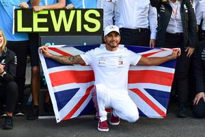 Lewis Hamilton, Mercedes AMG F1, festeggia con il suo team 