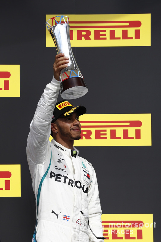 Льюіс Хемілтон, Mercedes AMG F1, піднімає свій кубок на подіумі