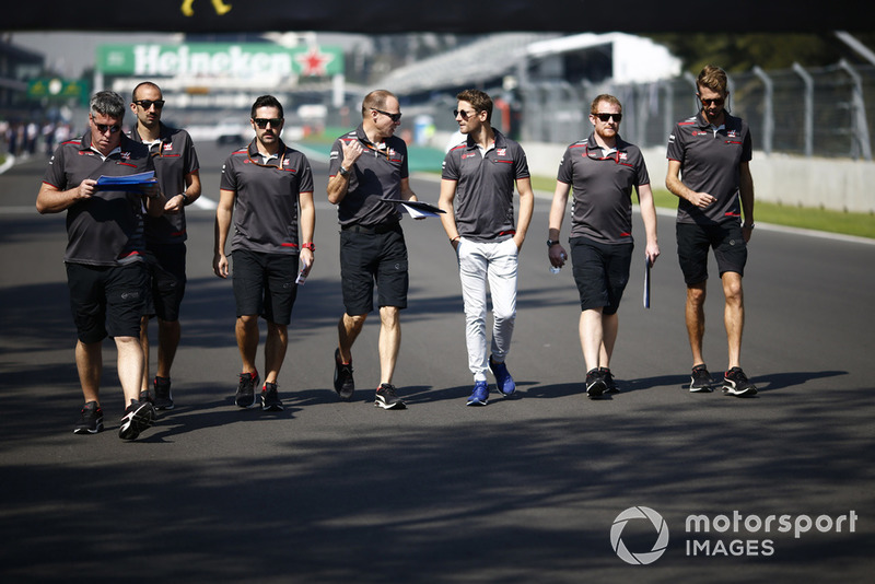 Romain Grosjean, Haas F1 Team, fait une reconnaissance de la piste