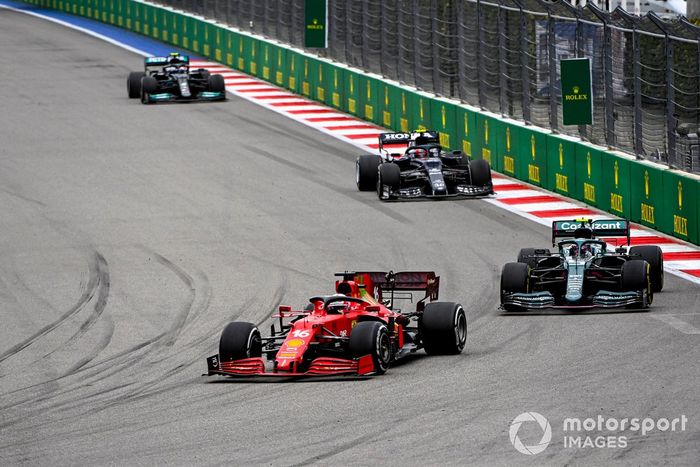 Charles Leclerc, Ferrari SF21, Sebastian Vettel, Aston Martin AMR21, y Pierre Gasly, AlphaTauri AT02