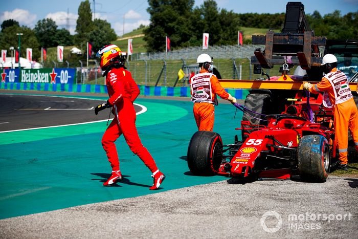 Carlos Sainz Jr., Ferrari SF21 corriendo por la pista después de chocar en la clasificación