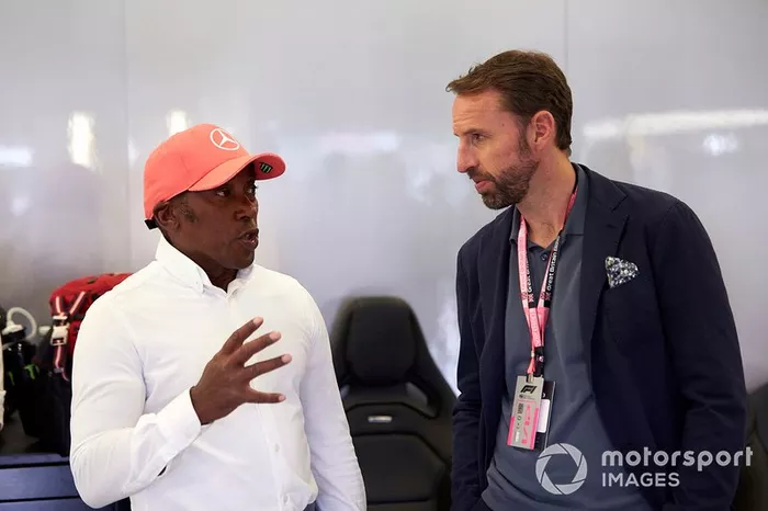 Anthony Hamilton, padre de Lewis, con Gareth Southgate, ex futbolista y actual entrenador