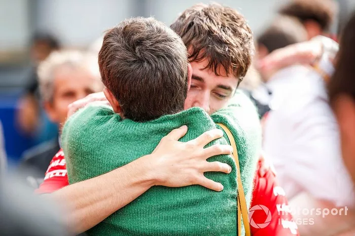 Charles Leclerc, Ferrari, abraza a la madre de Anthoine Hubert