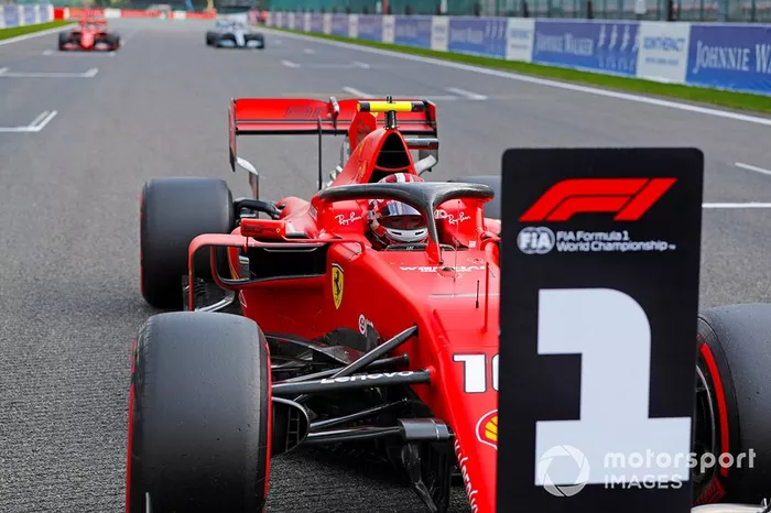 Il poleman Charles Leclerc, Ferrari, secondo classificato Sebastian Vettel, Ferrari, terzo classificato Lewis Hamilton, Mercedes AMG F1
