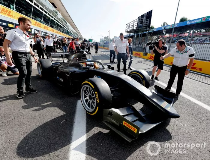 Jean Alesi prueba los nuevos neumáticos Pirelli de 18 pulgadas para las próximas temporada de F2 