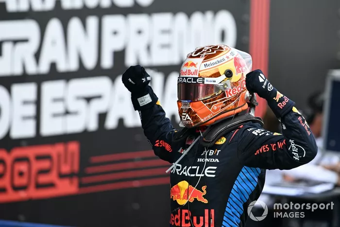 Max Verstappen, Red Bull Racing, 1ª posición, celebra su llegada al Parc Ferme