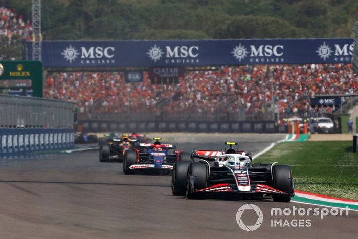 Nico Hulkenberg, Haas VF-24, Yuki Tsunoda, RB F1 Team VCARB 01, Sergio Pérez, Red Bull Racing RB20.