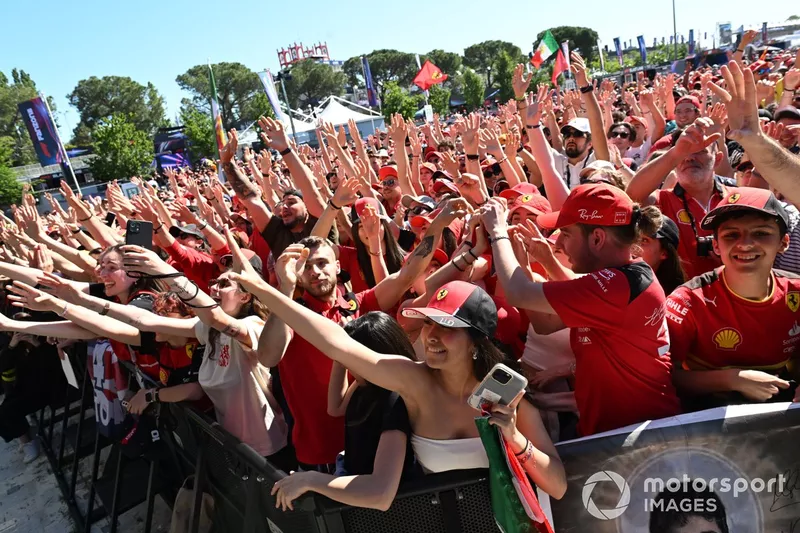 Les fans se rassemblent dans la Fanzone