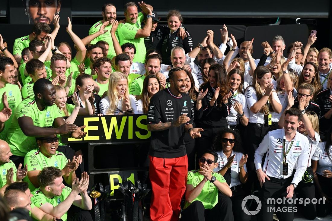 Lewis Hamilton, Mercedes-AMG F1 Team, 1ª posición, el equipo Mercedes celebra la victoria tras la carrera